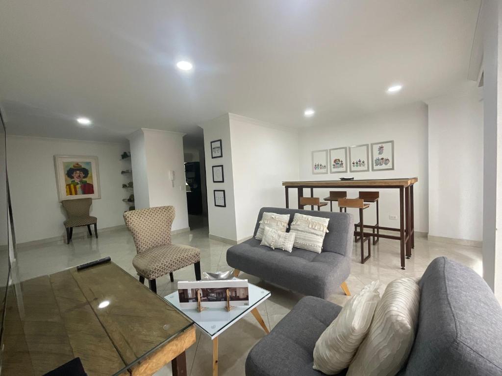 Lovely 2 bedroom condo on a great neighborhood, walk to everything.