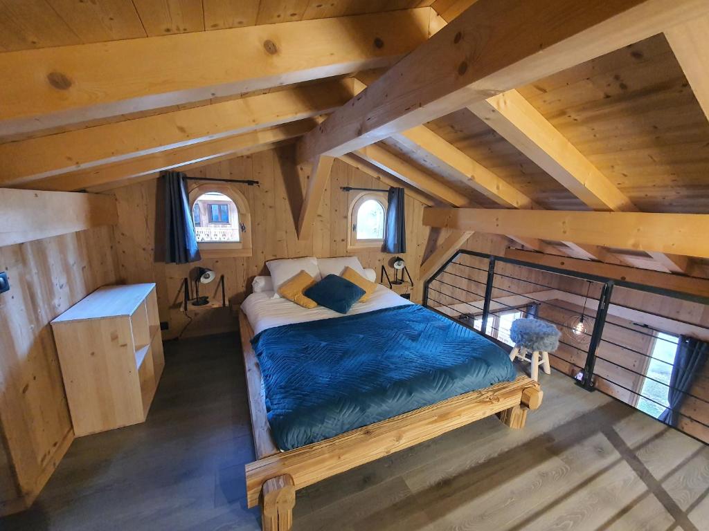 En eller flere senge i et værelse på Chalet cosy et moderne vue montagnes