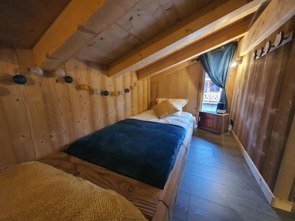 Zimmer mit 2 Betten in einem Holzzimmer in der Unterkunft Chalet cosy et moderne vue montagnes in Seytroux