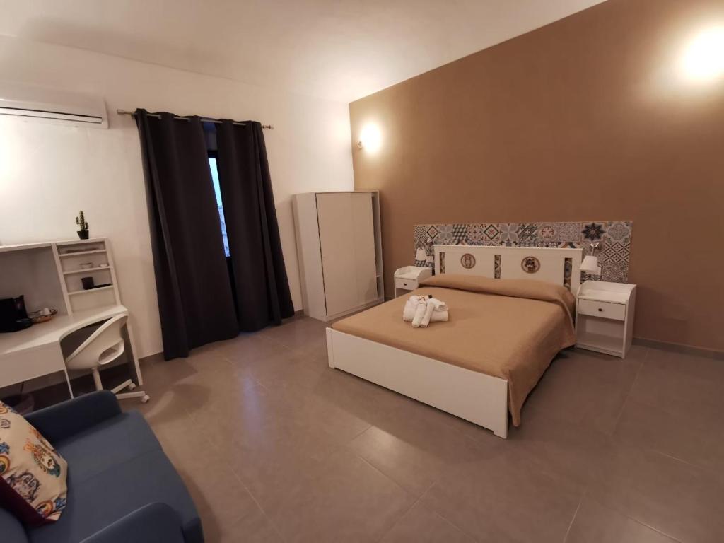 Postel nebo postele na pokoji v ubytování Hercules Suites
