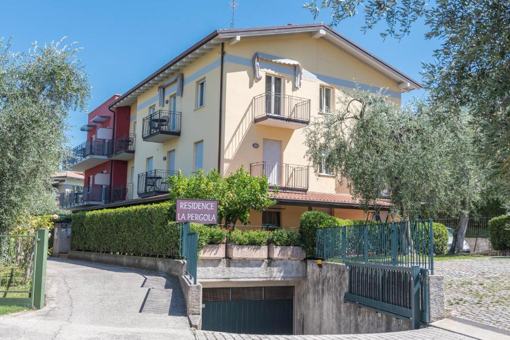 a building with a street sign in front of it at Residence La Pergola monolocale due in Malcesine