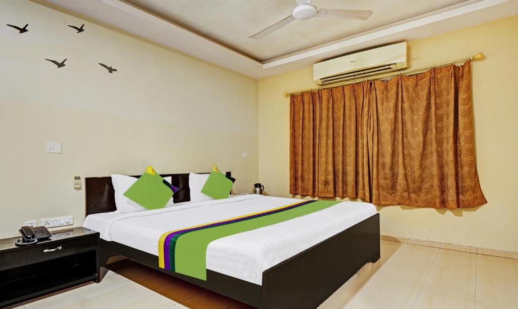 Un dormitorio con una cama grande y una ventana en Treebo Trend Shree Vilas, en Nathdwara