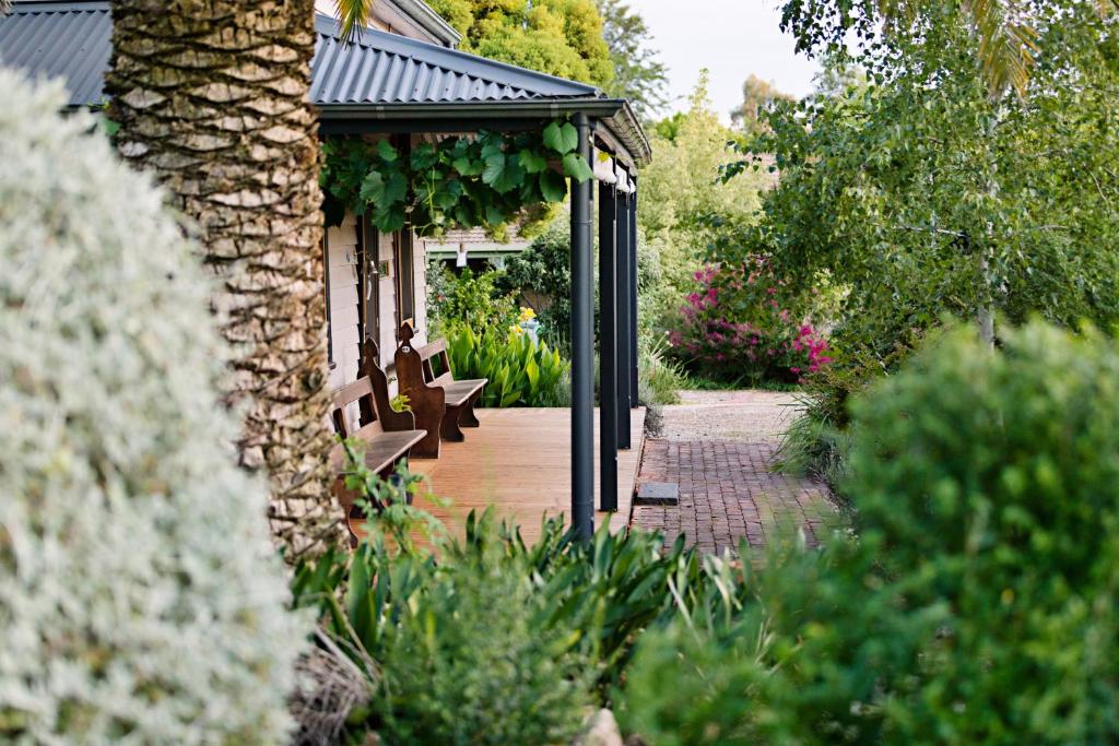 un jardín con bancos en una terraza de madera en Mortimer's Lodge, Chiltern, en Chiltern