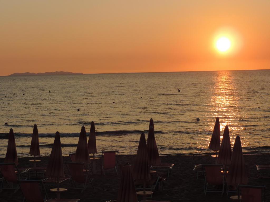 サン·ヴィンチェンツォにあるNoemiの夕日のビーチ(椅子、パラソル付)