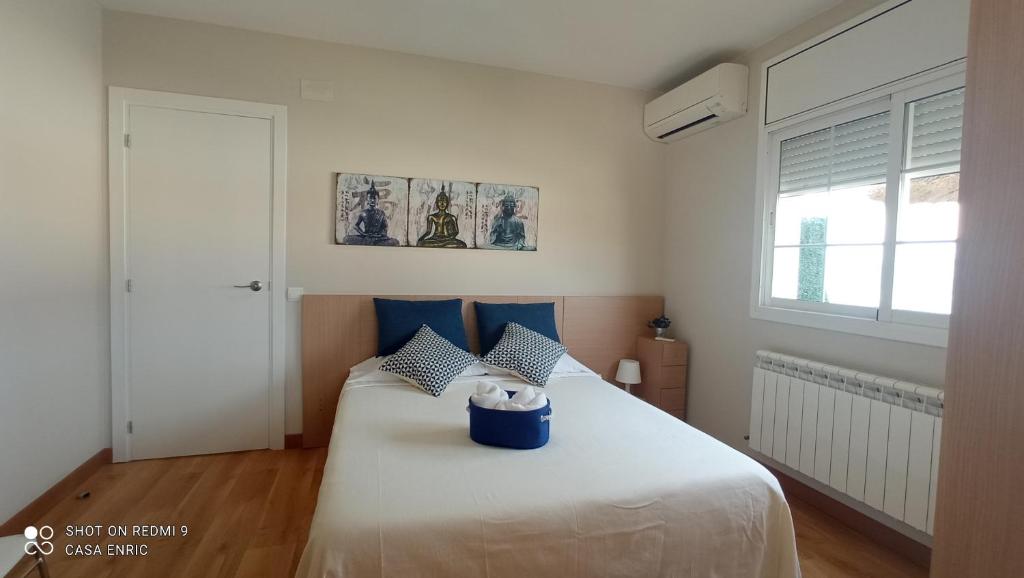Posteľ alebo postele v izbe v ubytovaní Casa de sueños Benasha con piscina, zona infantil y parking privado