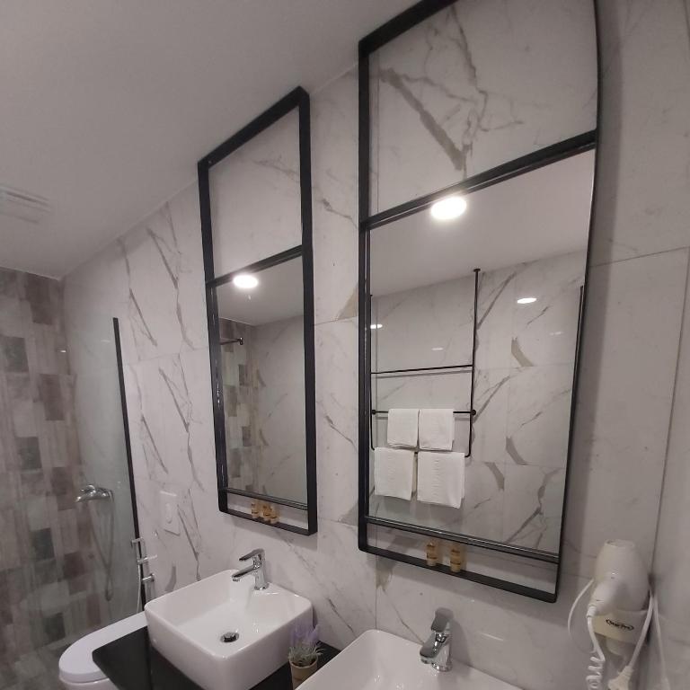 Koupelna v ubytování Dhima Hotel