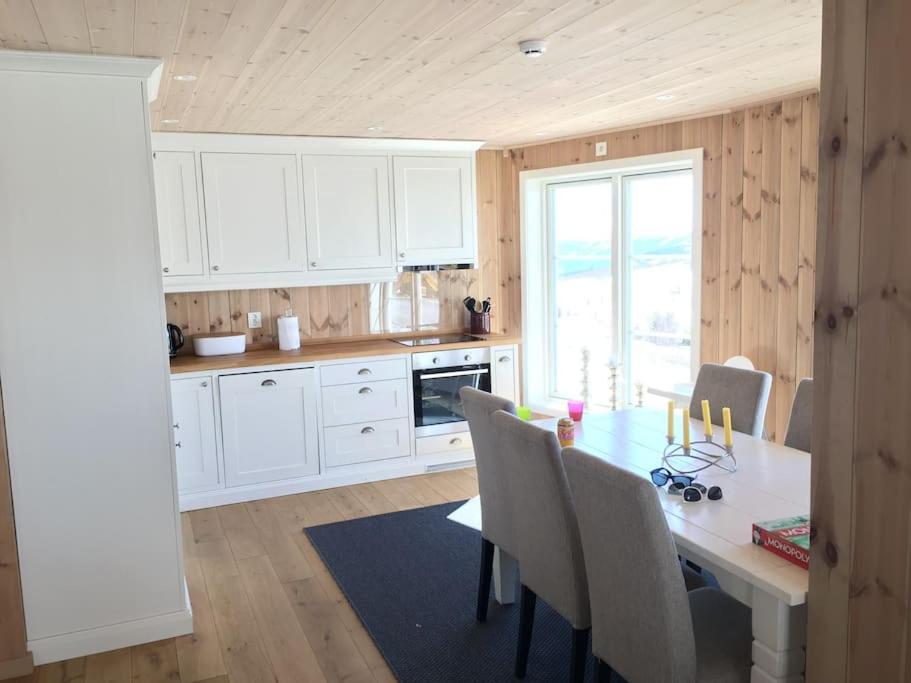 Kuchyň nebo kuchyňský kout v ubytování Holiday cottage with 4 bedroom on 145m² in Sogndal