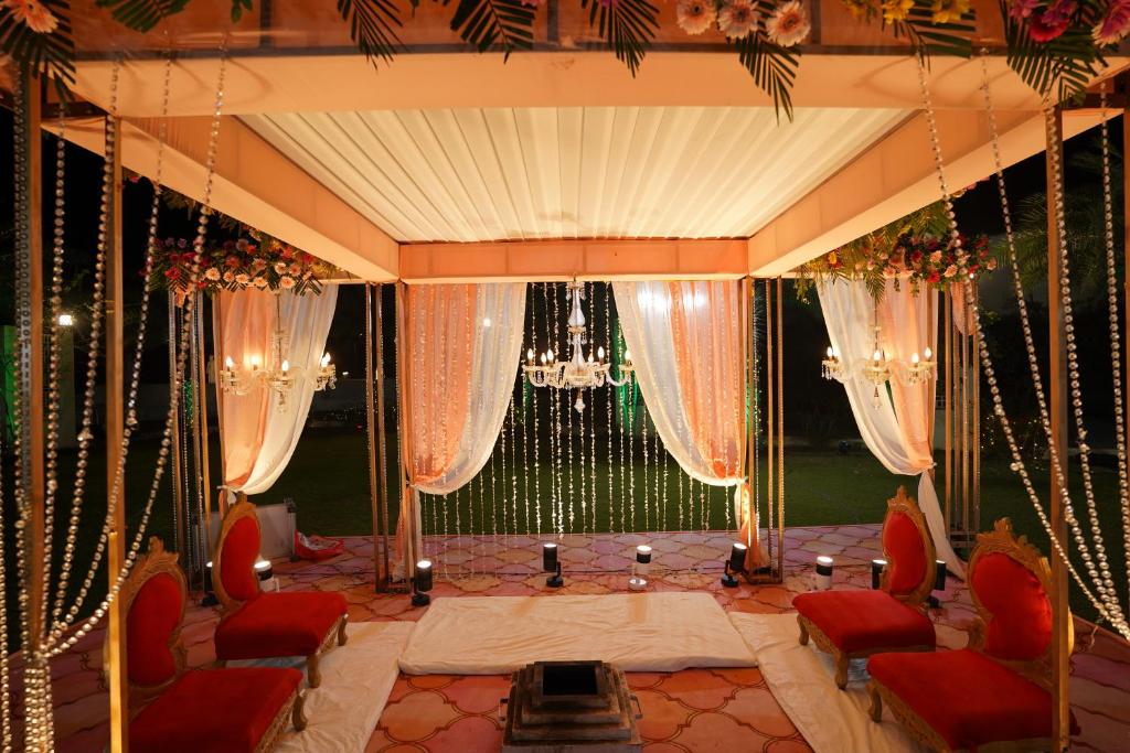 Posezení v ubytování Stardom Resort Jaipur