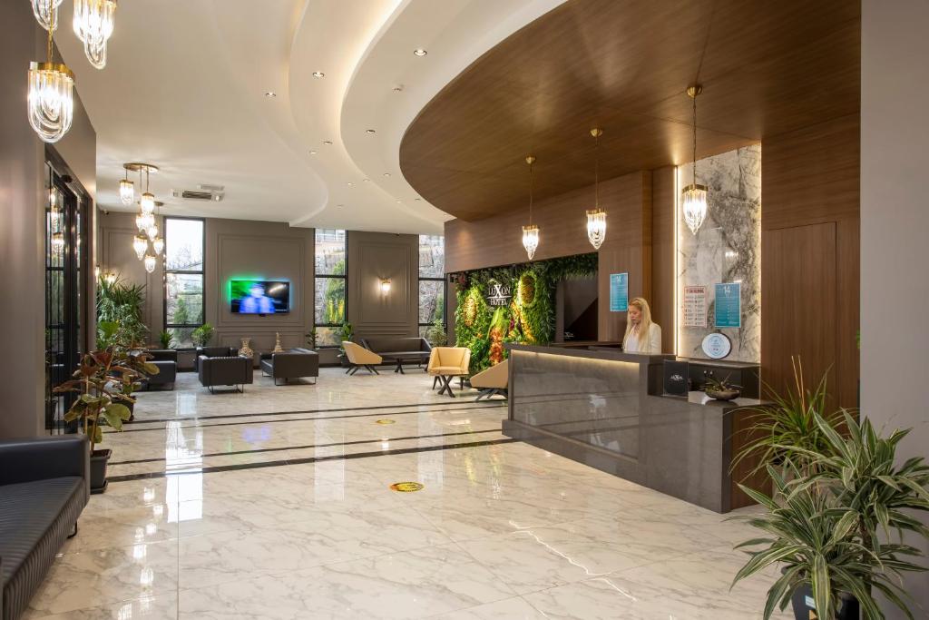 TV a/nebo společenská místnost v ubytování Luxon Hotel Sakarya