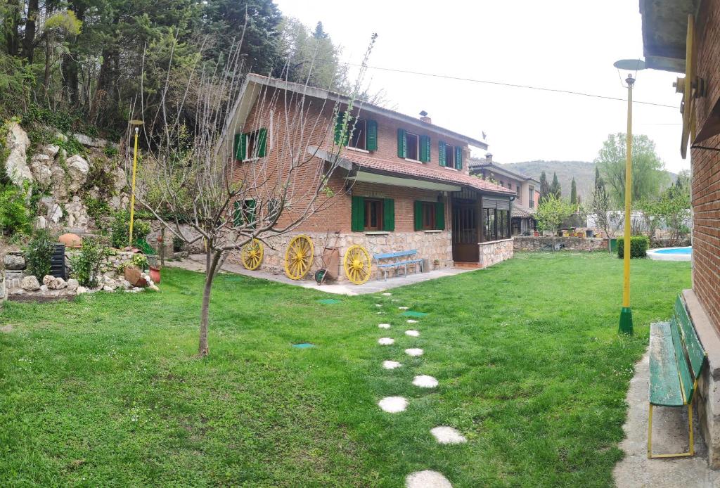 A garden outside Casa Rural El Edén del Ungría