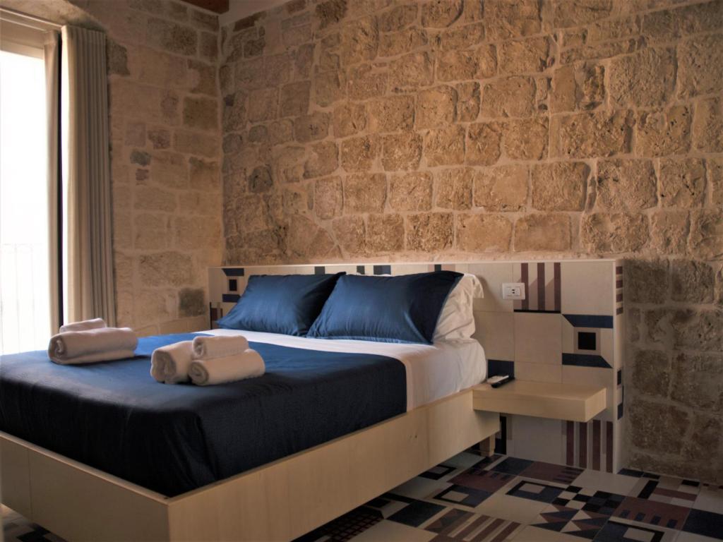 ein Schlafzimmer mit einem Bett mit zwei Handtüchern darauf in der Unterkunft La Felicia in Bari