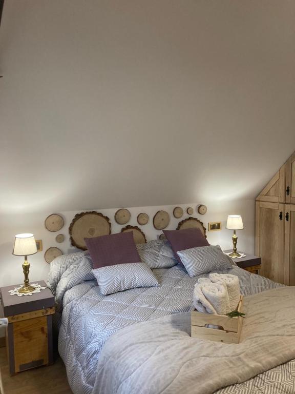 A bed or beds in a room at Casa Rural El Edén del Ungría