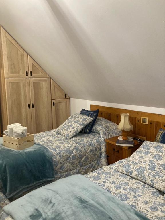 A bed or beds in a room at Casa Rural El Edén del Ungría