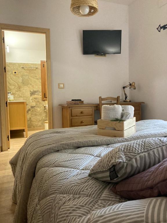 A bed or beds in a room at Casa Rural El Edén del Ungría