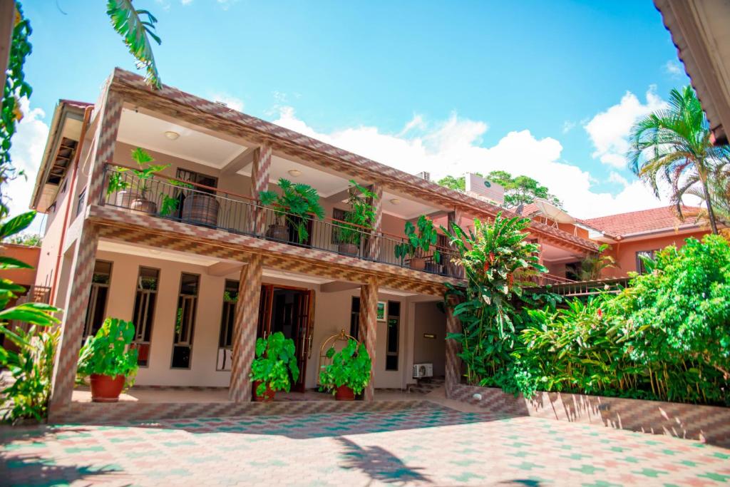 Bild eines Hauses mit Balkon in der Unterkunft Lush Garden Business Hotel in Arusha