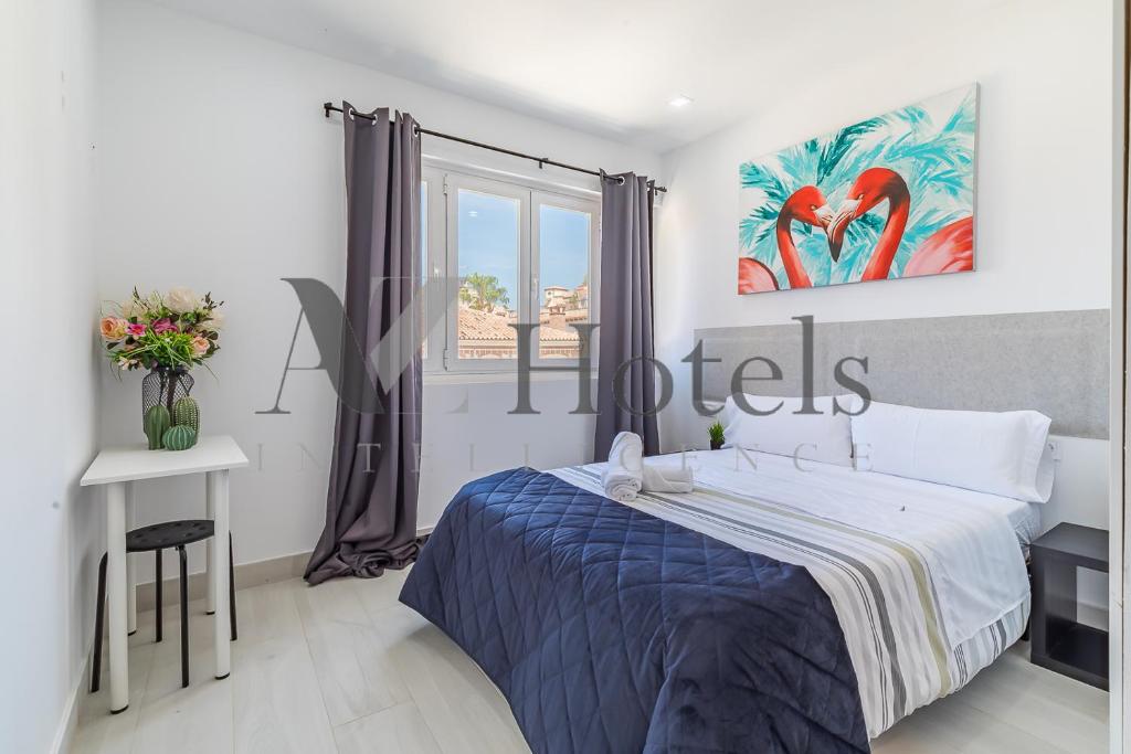 um quarto branco com uma cama e uma janela em AYZ Silvela - Auto check-in property em Málaga