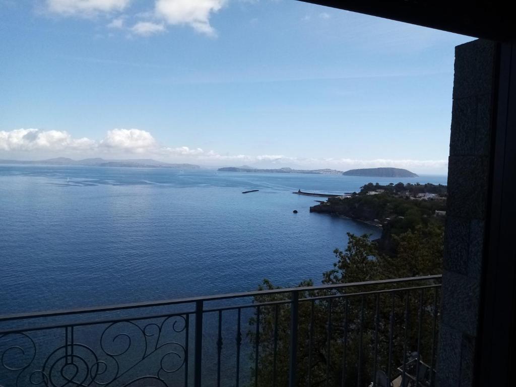 desde un balcón con vistas a un gran cuerpo de agua en L'Incanto Suites Ischia, en Isquia