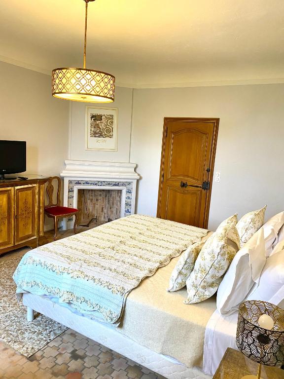 Ένα ή περισσότερα κρεβάτια σε δωμάτιο στο Domaine du Paradis des Oiseaux