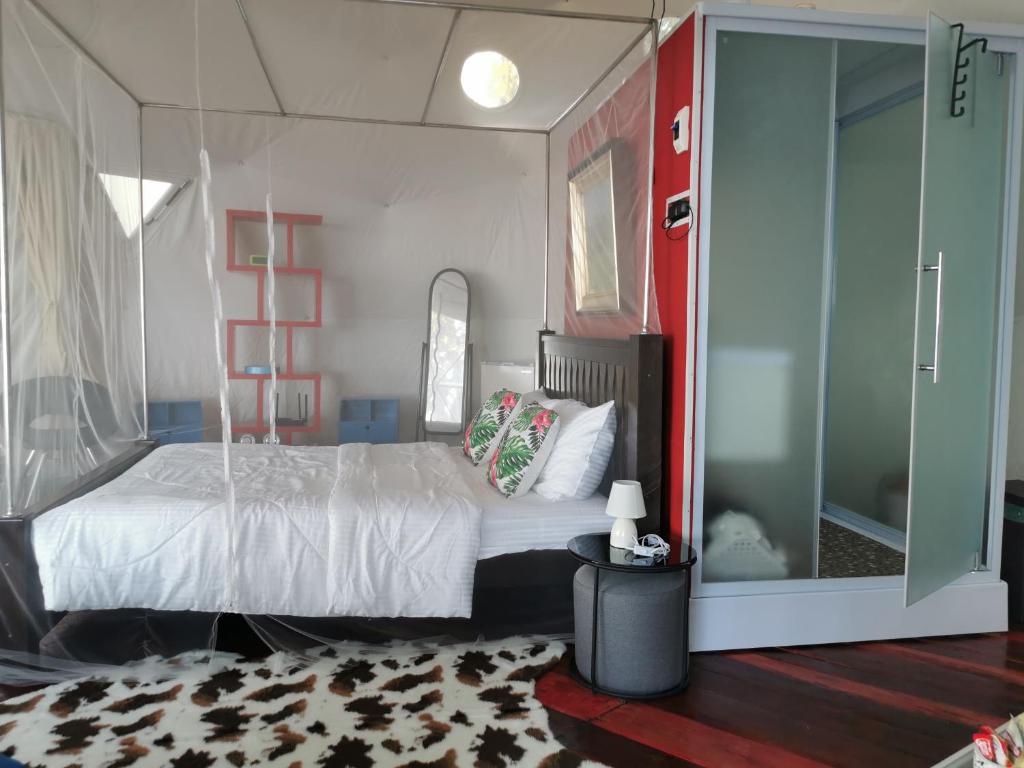 Posteľ alebo postele v izbe v ubytovaní Glamping Dome Dauin Beach Resort