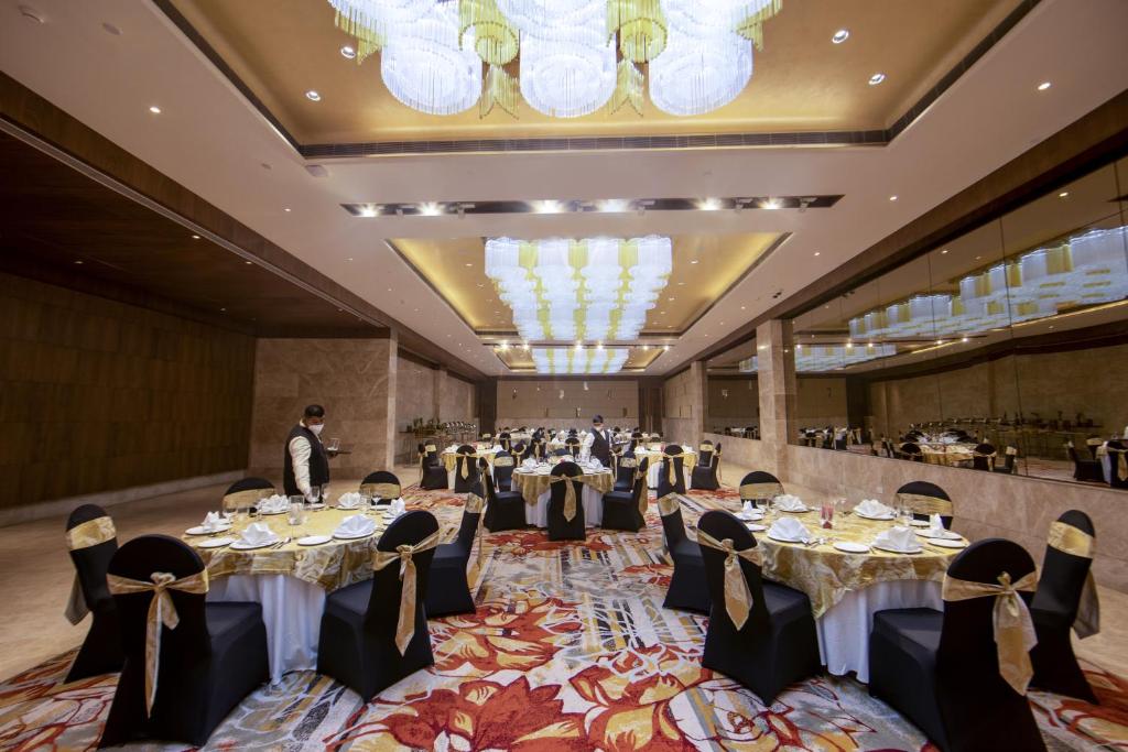 Restaurace v ubytování The Gaurs Sarovar Premiere