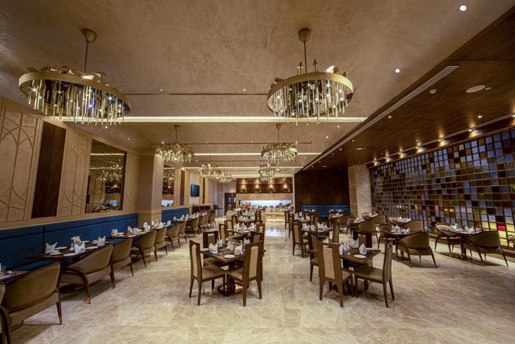 Restaurace v ubytování The Gaurs Sarovar Premiere
