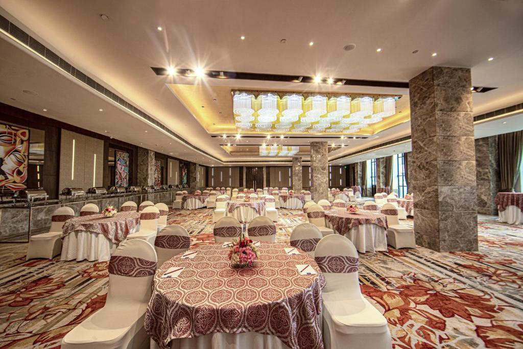 Restaurace v ubytování The Gaurs Sarovar Premiere
