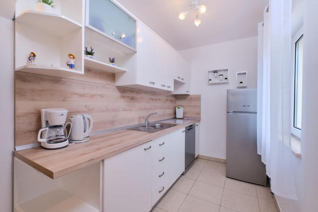Kuchyň nebo kuchyňský kout v ubytování Apartmani Tanja