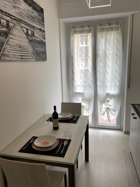 een keuken met een tafel met een fles wijn erop bij First Home Milan in Milaan