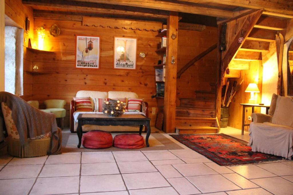 sala de estar con sillas y mesa en una habitación en chalet Saint Joseph au coeur du massif de la Chartreuse !, en Saint-Christophe-sur-Guiers