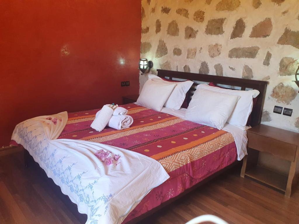 מיטה או מיטות בחדר ב-Joli Chalet dans une ferme Pour familles exclusivement près ifrane