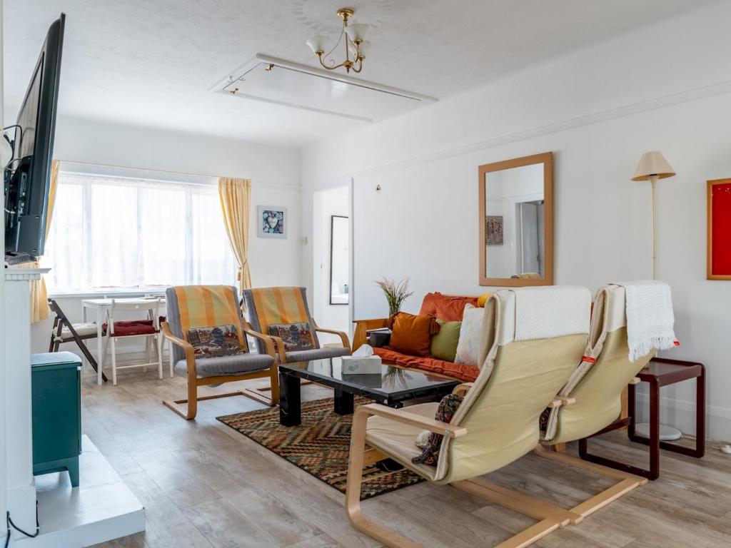 sala de estar con sofá y mesa en Pass the Keys 3 bedroom bungalow perfectly located parking en Poole