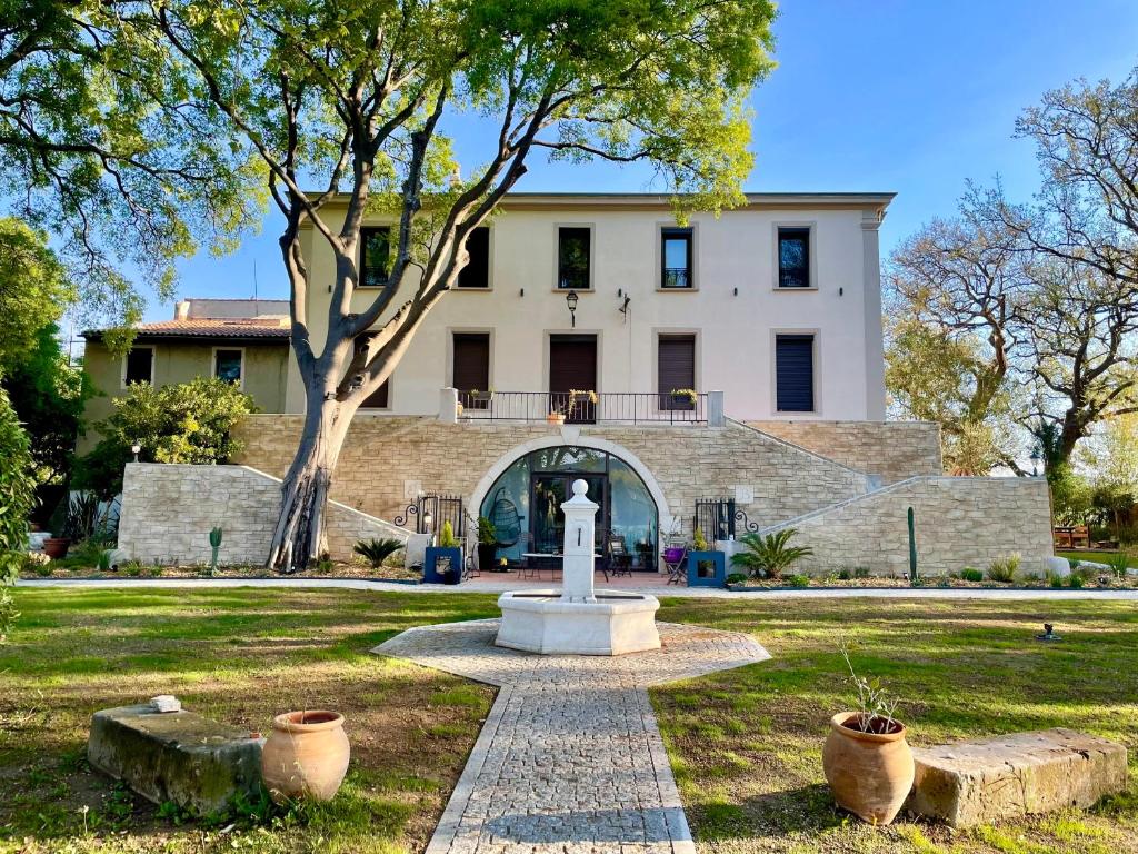 ein Gebäude mit einer Statue davor in der Unterkunft Bastide Beaudinard in Aubagne