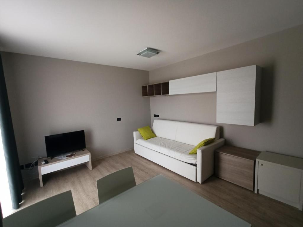 A television and/or entertainment centre at Hotel Residence Sanremo