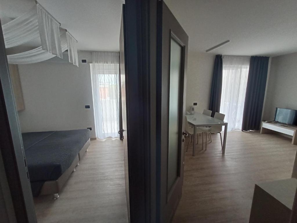 A television and/or entertainment centre at Hotel Residence Sanremo