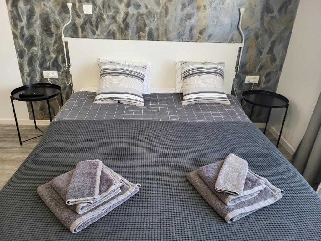 Posteľ alebo postele v izbe v ubytovaní Apartmani Karlo
