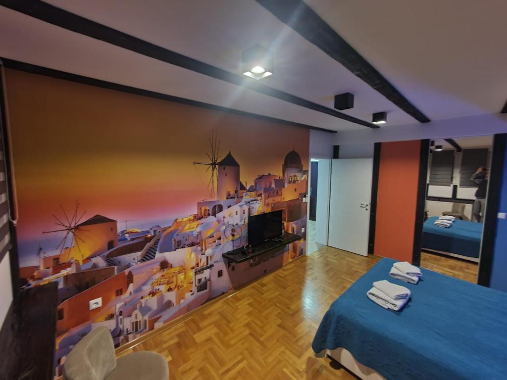 MM Apartman في كروشيفاتس: غرفة بها لوحة على الحائط