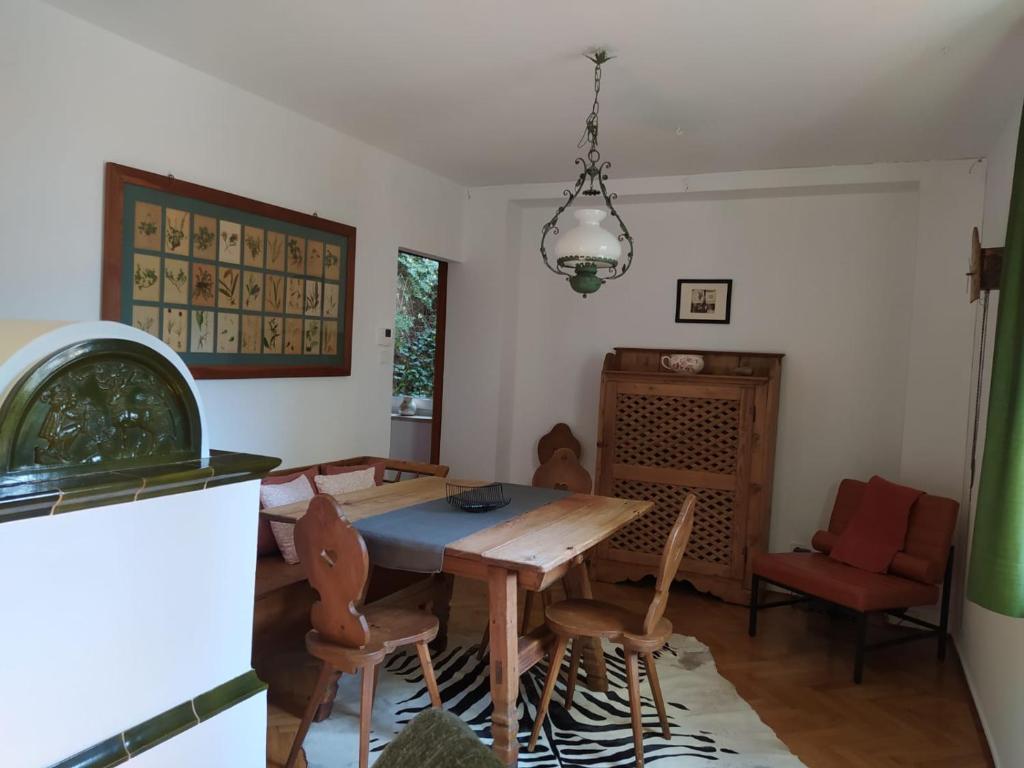 una sala da pranzo con tavolo e sedie in legno di TORRE GARDEN HOME - casa singola nella città di Bolzano con giardino privato a Bolzano