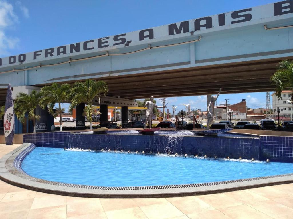 a large swimming pool in front of a mall at Meu Cantinho na Praia do Frances in Marechal Deodoro