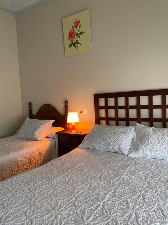 1 dormitorio con 2 camas y mesa con lámpara en A lastra, en Villamartín