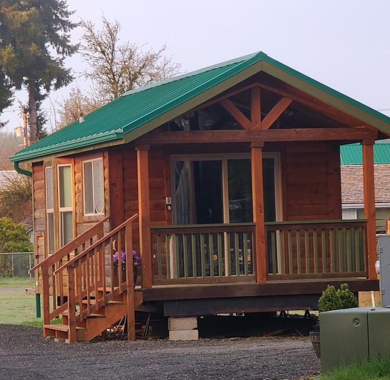 een grote houten hut met een groen dak bij The Bogi Bear Inn in Forks