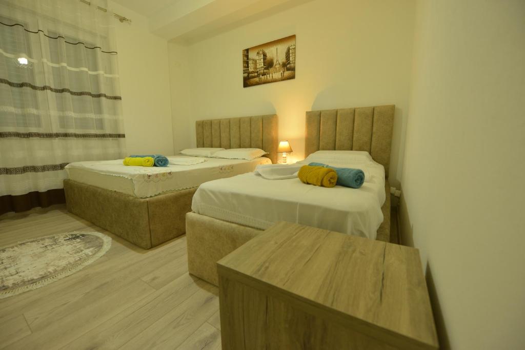 Un pat sau paturi într-o cameră la Denis Comfort Apartment