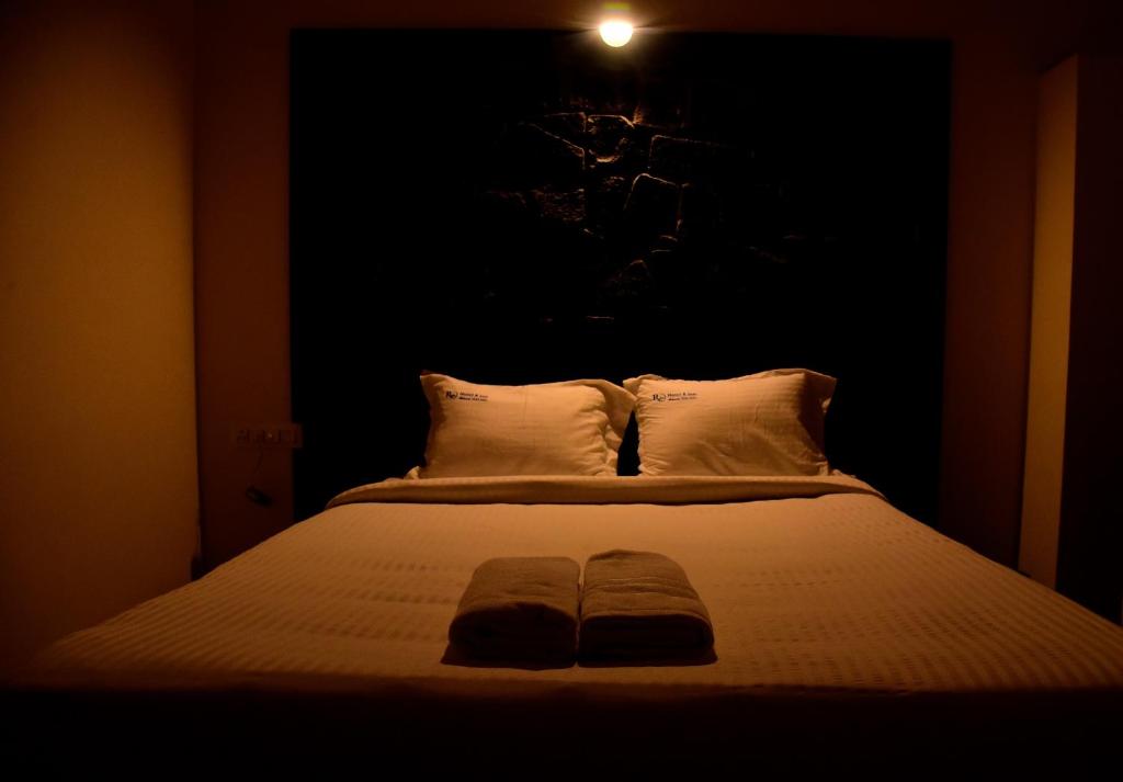 Postel nebo postele na pokoji v ubytování Hotel R Inn Yercaud