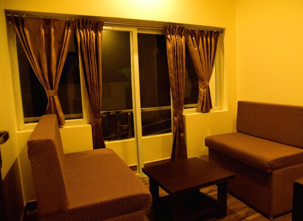 Posezení v ubytování Hotel R Inn Yercaud