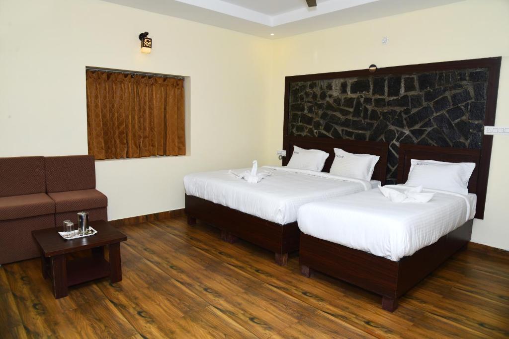 Postel nebo postele na pokoji v ubytování Hotel R Inn Yercaud