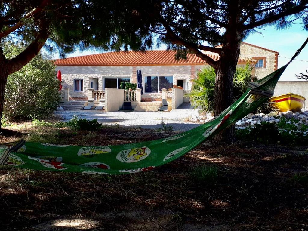 eine Hängematte im Hof vor einem Haus in der Unterkunft Mas Catalan in Torreilles