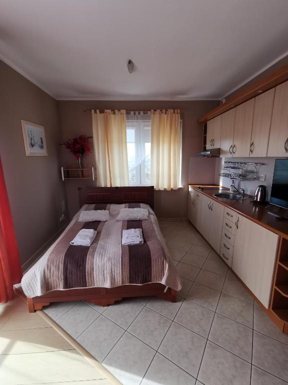 Posteľ alebo postele v izbe v ubytovaní Apartament Reymonta z widokiem na morze
