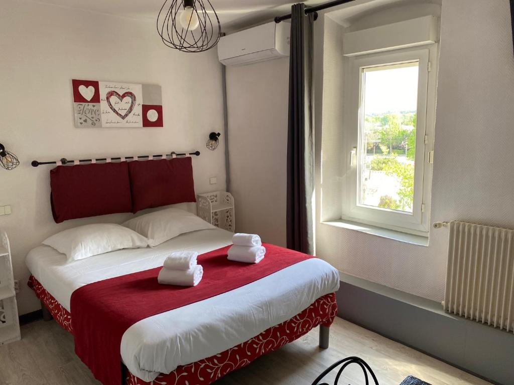 Postel nebo postele na pokoji v ubytování Hostellerie De La Source