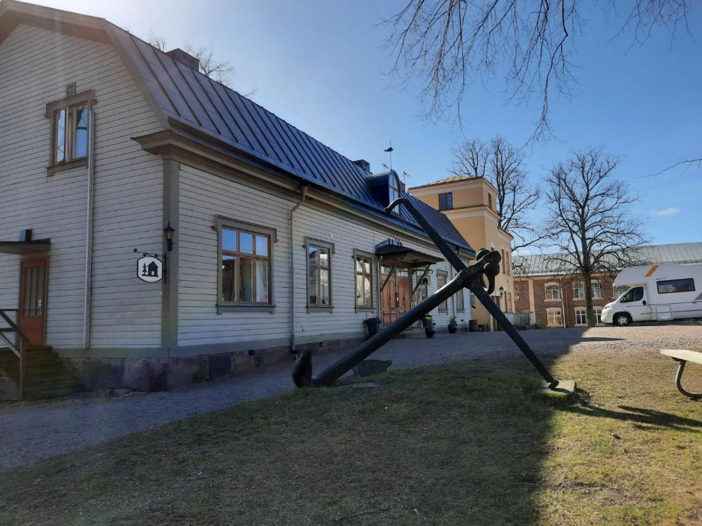 un tobogán en el césped frente a un edificio en Nyköpings Vandrarhem en Nyköping