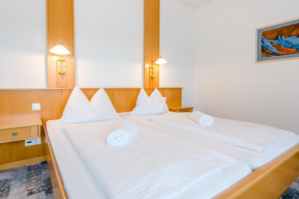 Postel nebo postele na pokoji v ubytování Hotel & Appartements Erlenheim