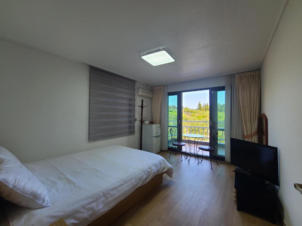 Postel nebo postele na pokoji v ubytování Hera Castle Pension
